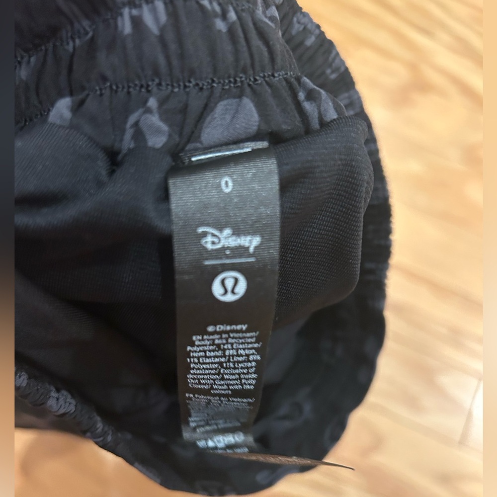Lululemon x Disney hotty hot shorts size 0 - Picture 3 of 3